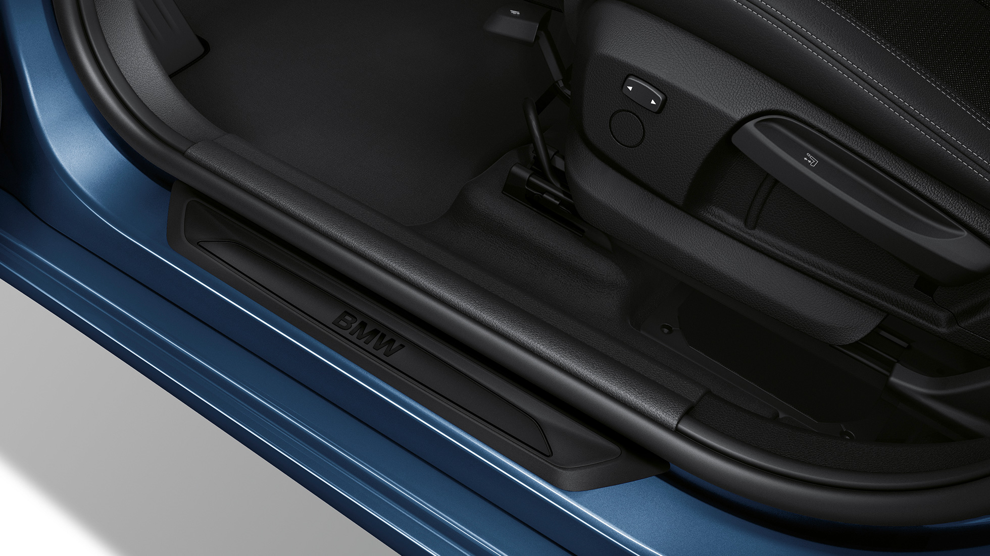 Door sill finishers BMW 2 Series Gran Tourer 218i Modell Advantage F46 2018 Mediterranean Blue metallic close-up view